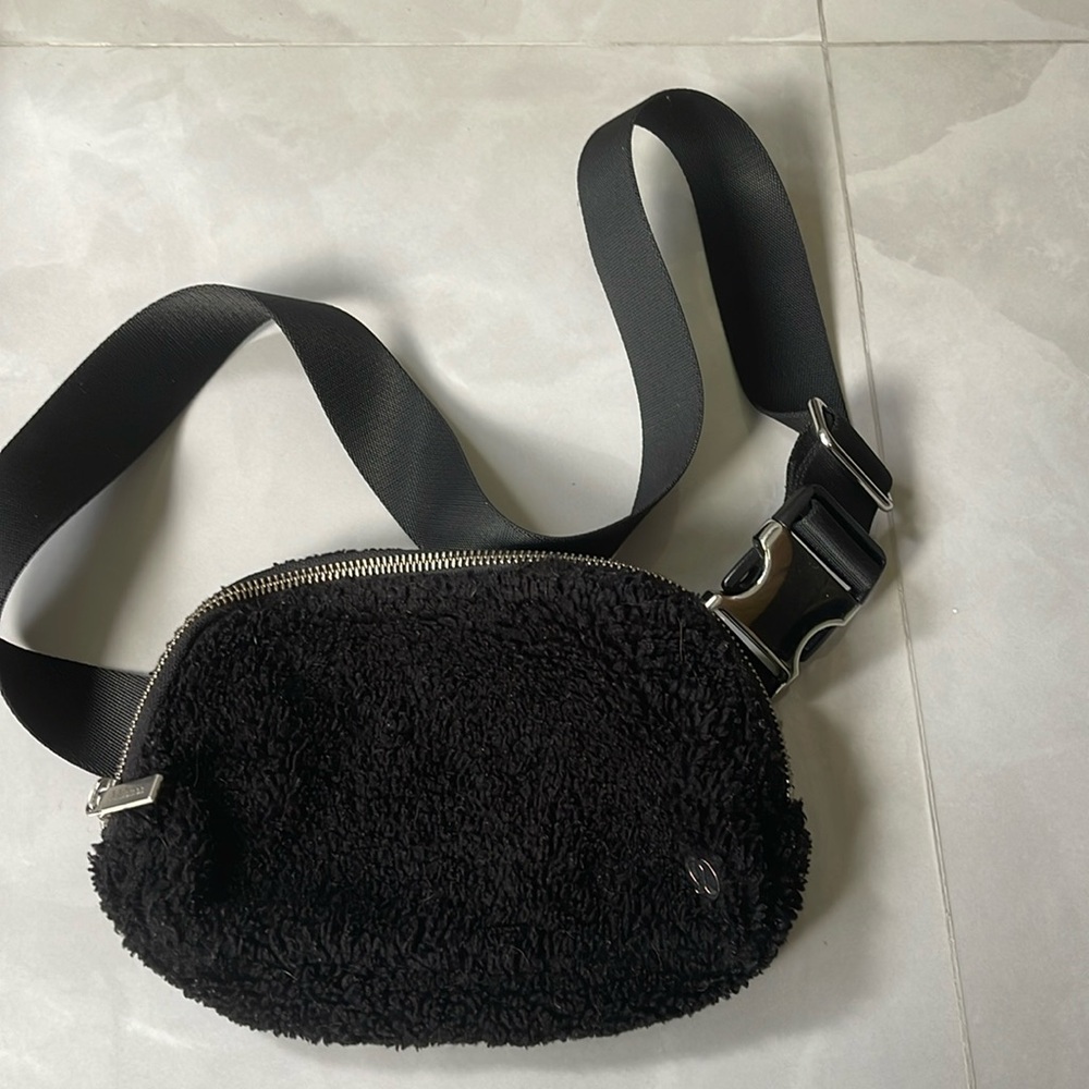 Lululemon Black belt bag w/bag!